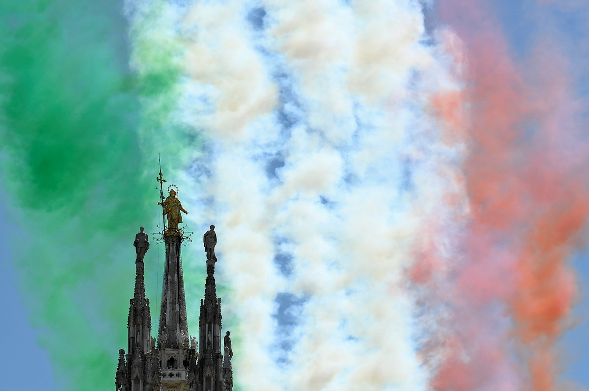 5月25日，意大利“三色箭”飞行表演队喷出代表意大利国旗的三色彩烟，从意大利米兰大教堂上空飞过。新华社/路透