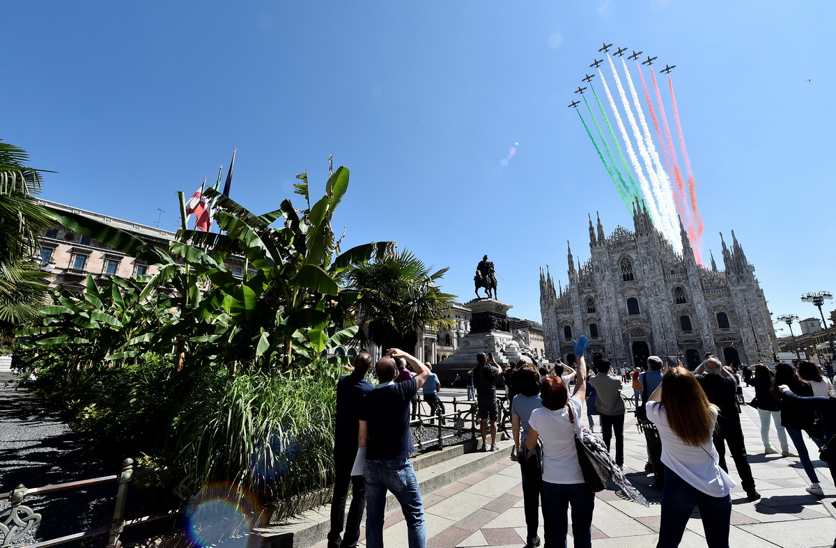 5月25日，意大利“三色箭”飞行表演队喷出代表意大利国旗的三色彩烟，从意大利米兰大教堂上空飞过。新华社/路透