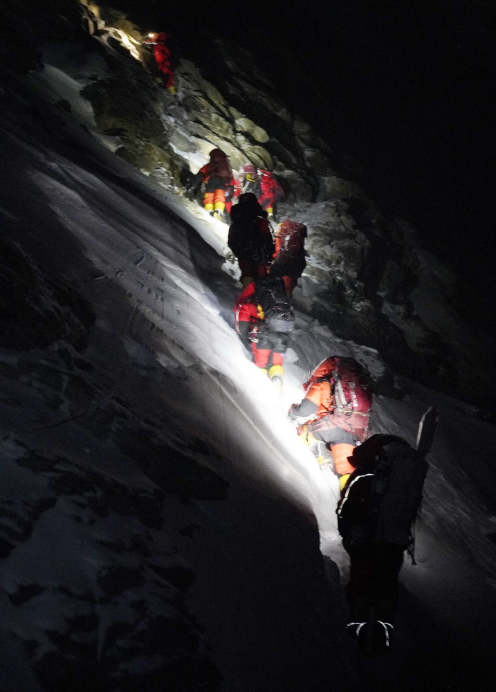 5月27日，2020珠峰高程測量登山隊正在向珠峰峰頂進發。新華社特約記者 扎西次仁 攝