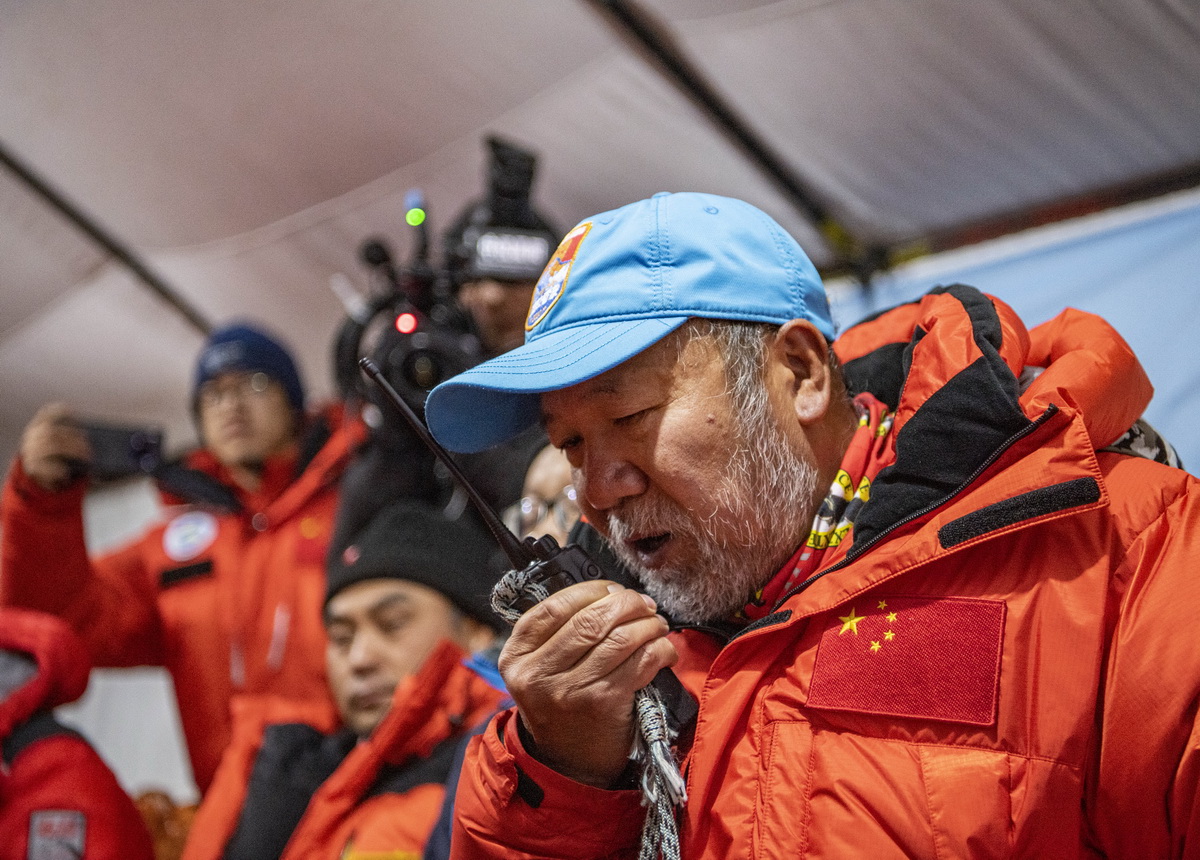 5月27日，在海拔5200米的珠峰大本營，2020珠峰高程測量登山隊總指揮、國家體育總局登山運動管理中心副主任王勇峰正在和位於海拔8300米突擊營地的測量登山隊隊員通話。新華社記者 孫非 攝