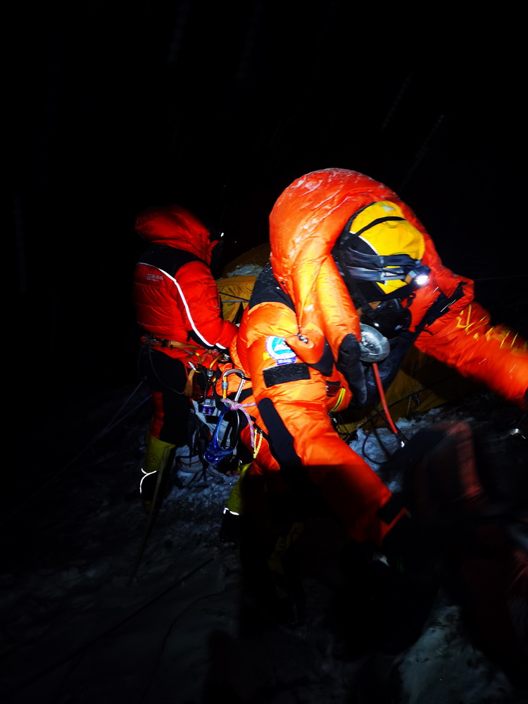5月27日，2020珠峰高程測量登山隊隊員正在進行出發前的准備工作。新華社特約記者 扎西次仁 攝