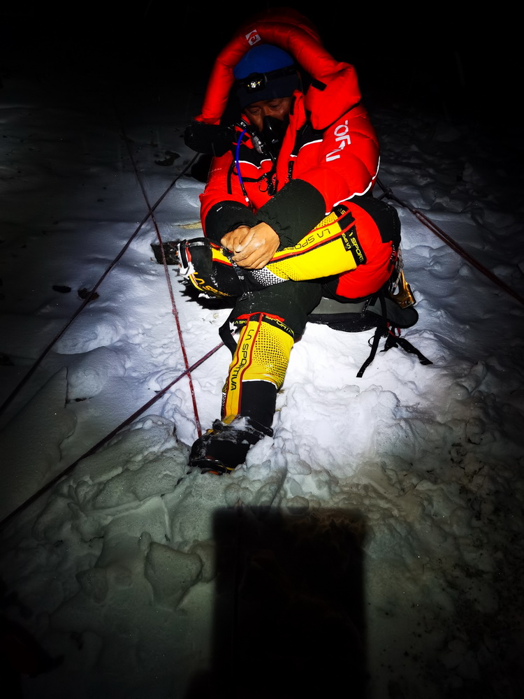 5月27日，2020珠峰高程測量登山隊隊員正在穿戴登山裝備。新華社特約記者 扎西次仁 攝