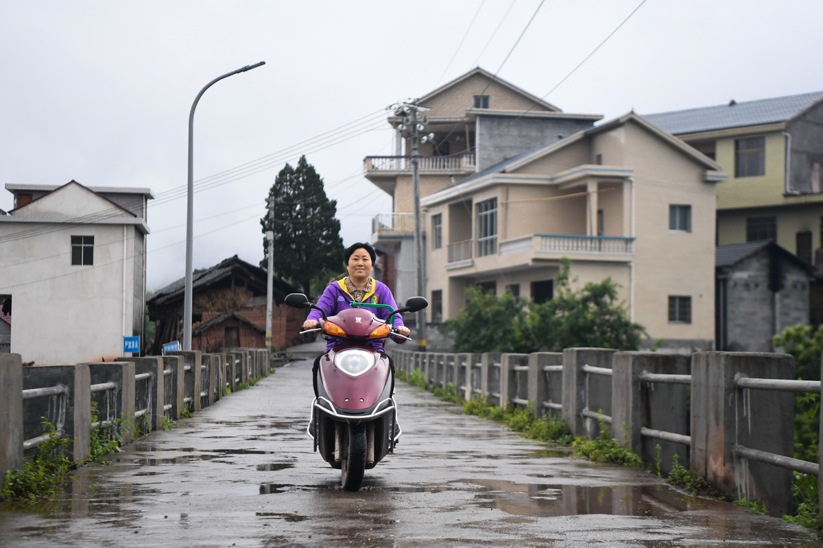 5月25日，楊文清騎著摩托車行駛在登雲寨村。