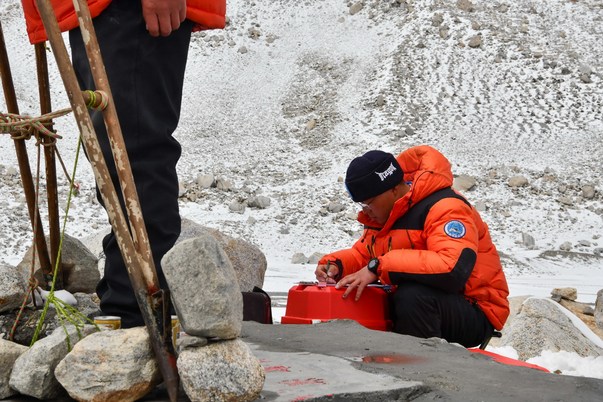 自然资源部第一大地测量队队员武光伟在记录测量数据（5月27日摄）。