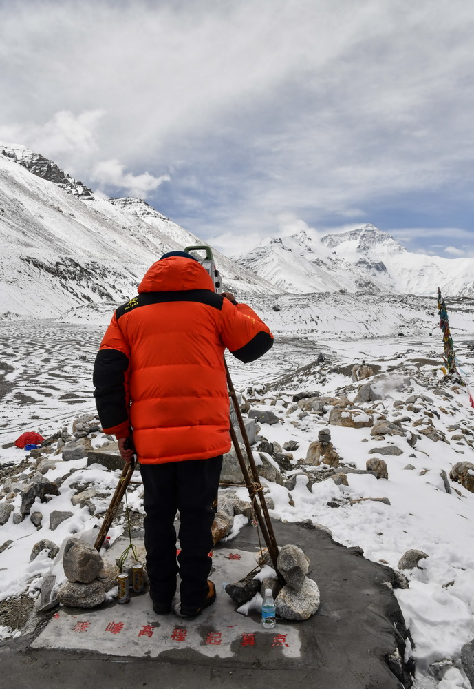 自然資源部第一大地測量隊隊員鄭林在使用全站儀對珠峰峰頂進行交會觀測（5月27日攝）。新華社記者 普布扎西 攝