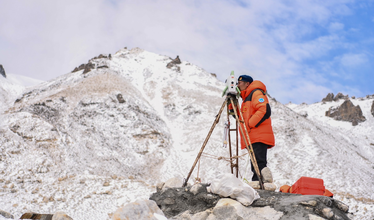 自然資源部第一大地測量隊隊員鄭林在使用全站儀對珠峰峰頂進行交會觀測（5月27日攝）。新華社記者 普布扎西 攝