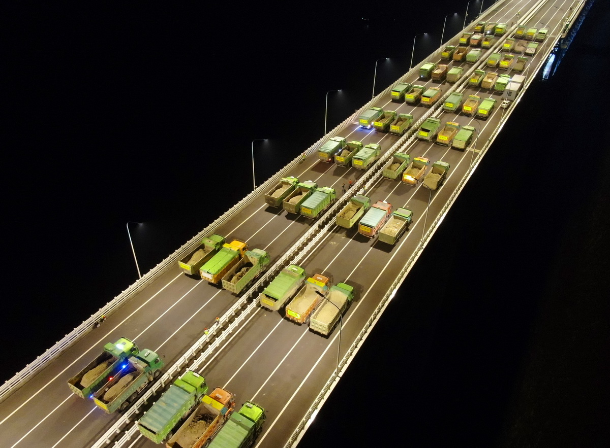 2020年5月27日晚，參與荷載試驗的重型卡車排列在大橋上。
