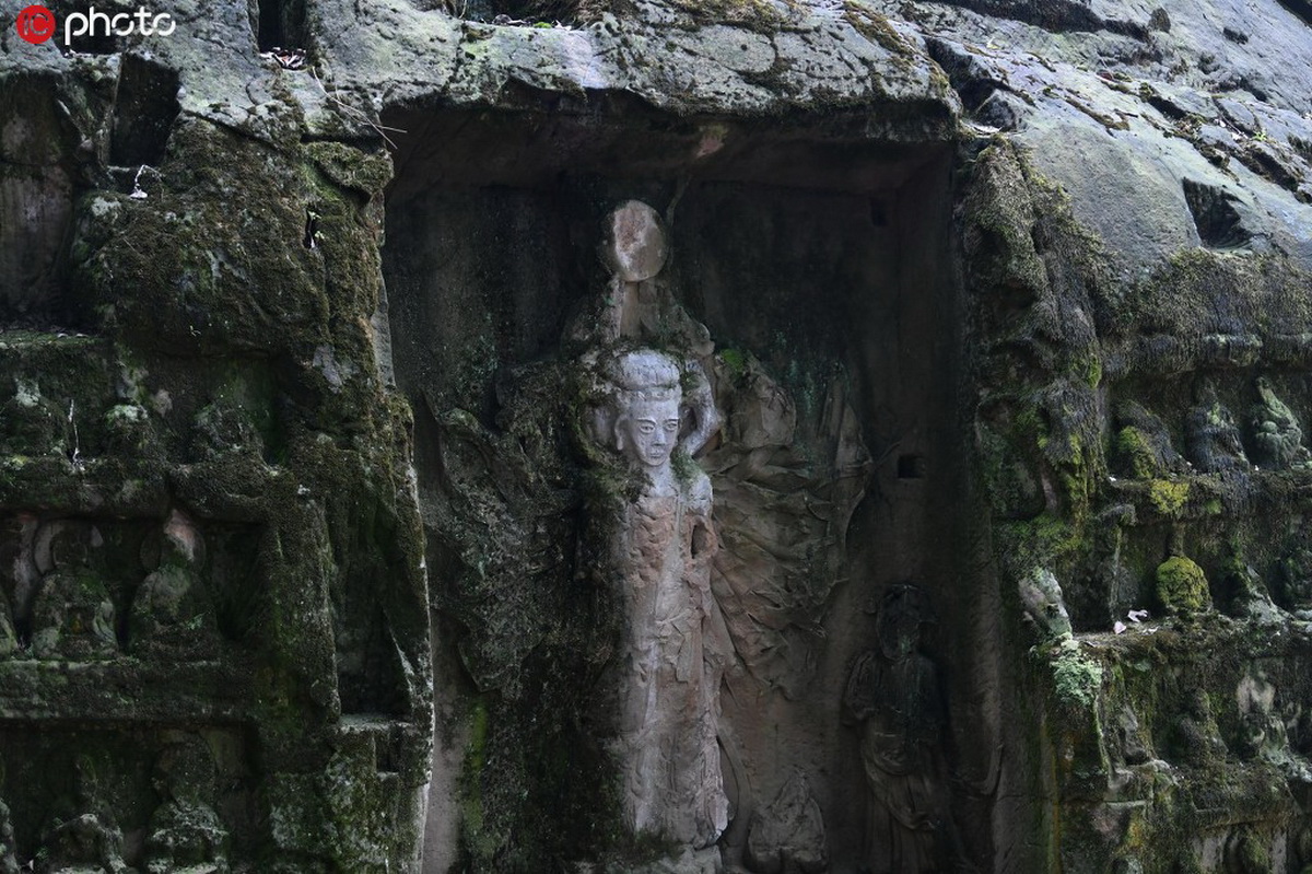 图为摩崖造像集中开凿于5号巨石上，共计470余尊，包括晚唐五代的水月观音、东方三圣，南宋时期的泗州大圣、五百罗汉等。
