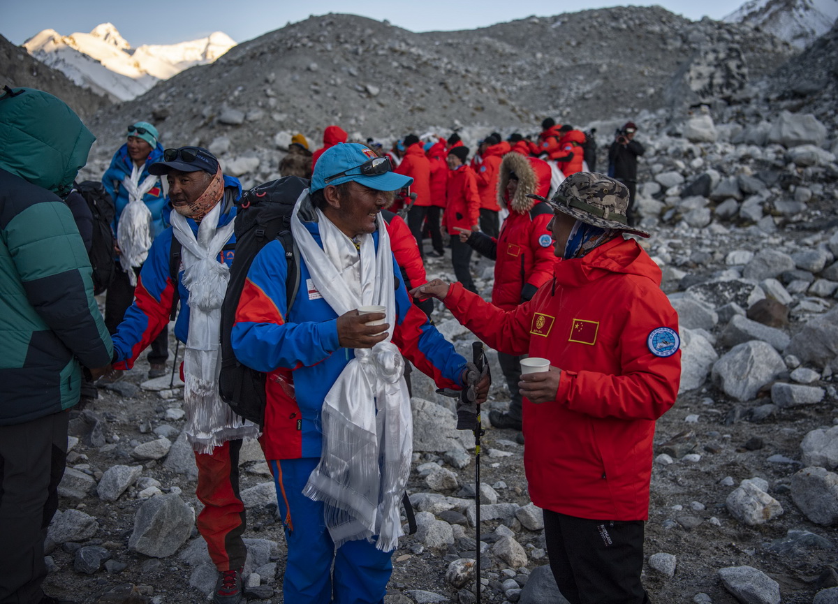 5月28日，2020珠峰高程測量登山隊隊員返回大本營受到熱烈歡迎。