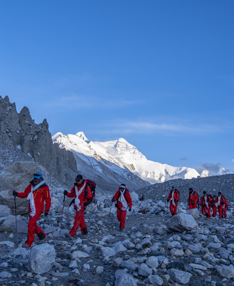 5月28日，2020珠峰高程測量登山隊隊員在返回大本營途中。