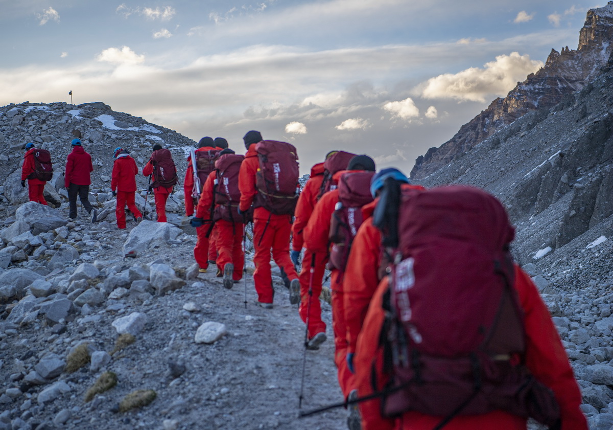 5月28日，2020珠峰高程測量登山隊隊員在返回大本營途中。新華社記者 普布扎西 攝
