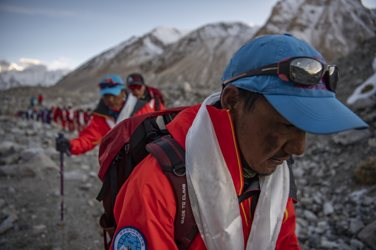 5月28日，2020珠峰高程測量登山隊隊員在返回大本營途中。新華社記者 孫非 攝