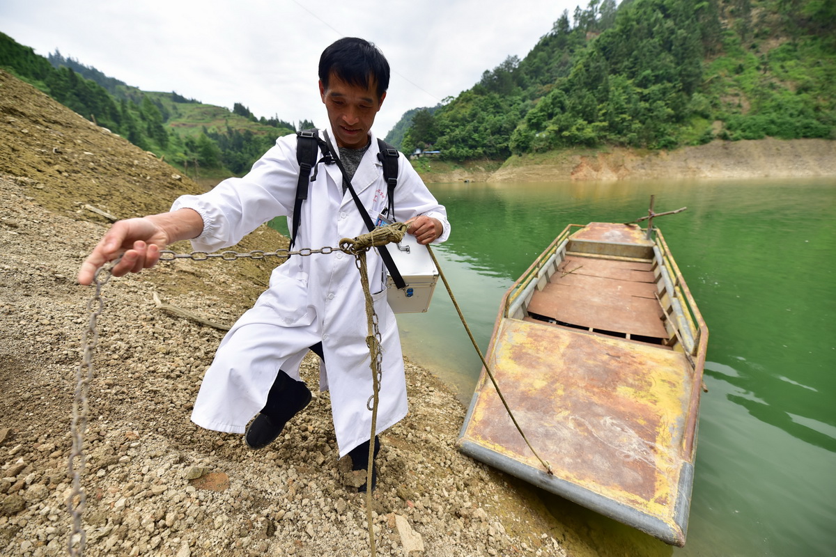 5月27日，出診途中，村醫龍光慶將擺渡船停靠在雙堯村的河道岸邊。