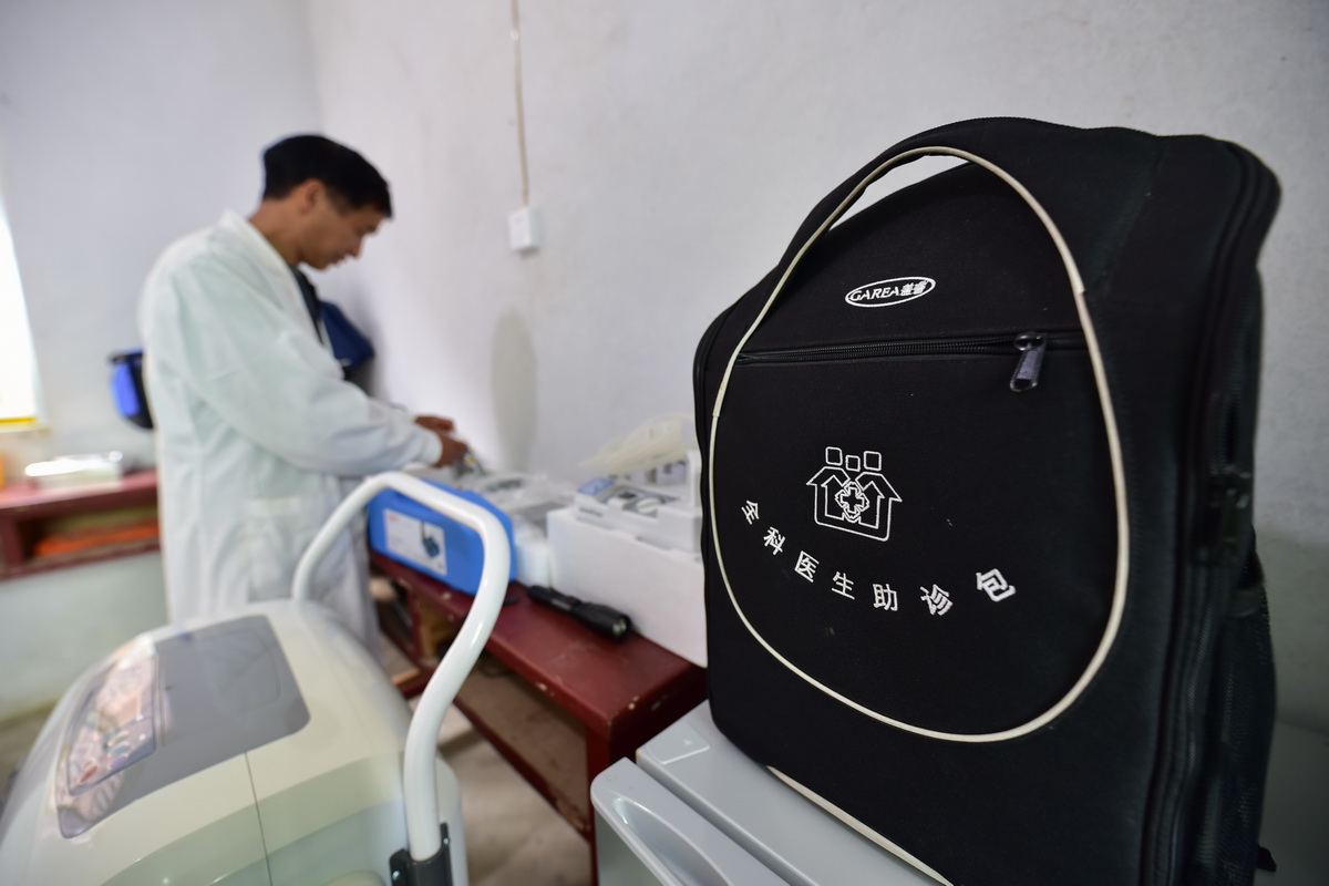 5月27日，村醫龍光慶在雙堯村衛生室整理醫療設備。