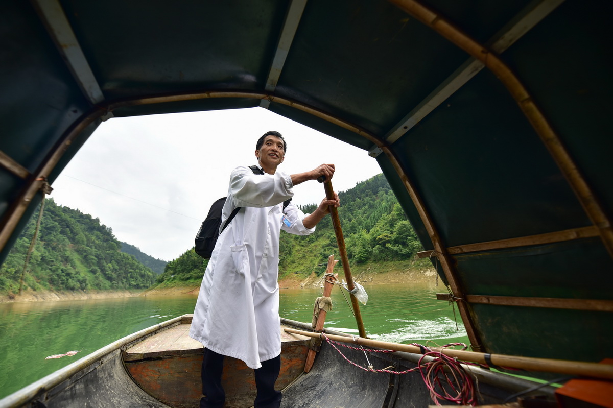 5月27日，出診途中，村醫龍光慶搖著擺渡船行進在雙堯村的河道上。