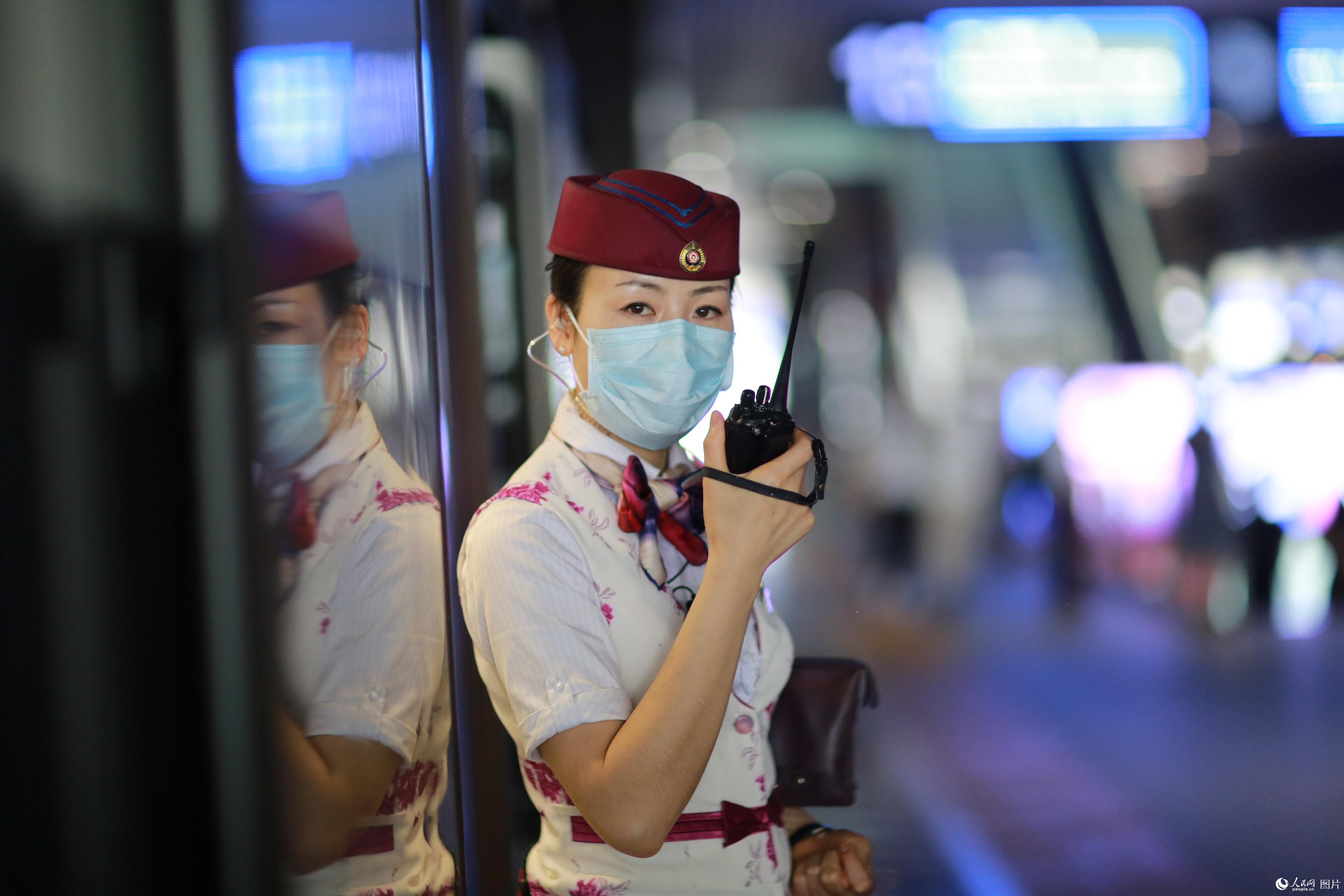 2020年5月29日，成都東站，成渝高鐵列車長趙玲組織旅客乘降，等待發車信號。