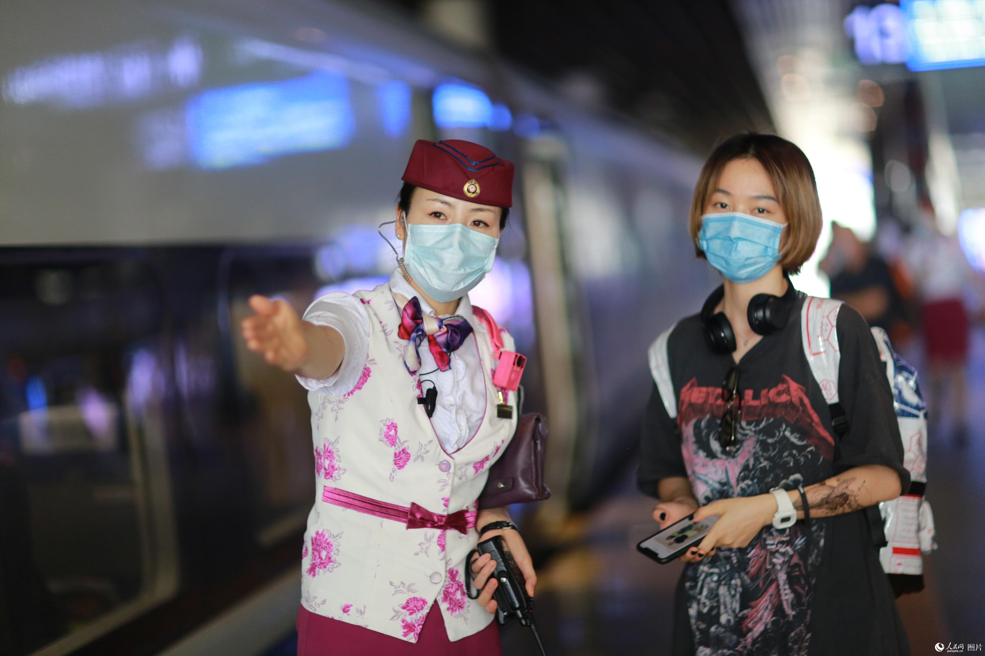 2020年5月29日，成都東站，G8511次列車訪客后，趙玲為旅客進行引導服務。