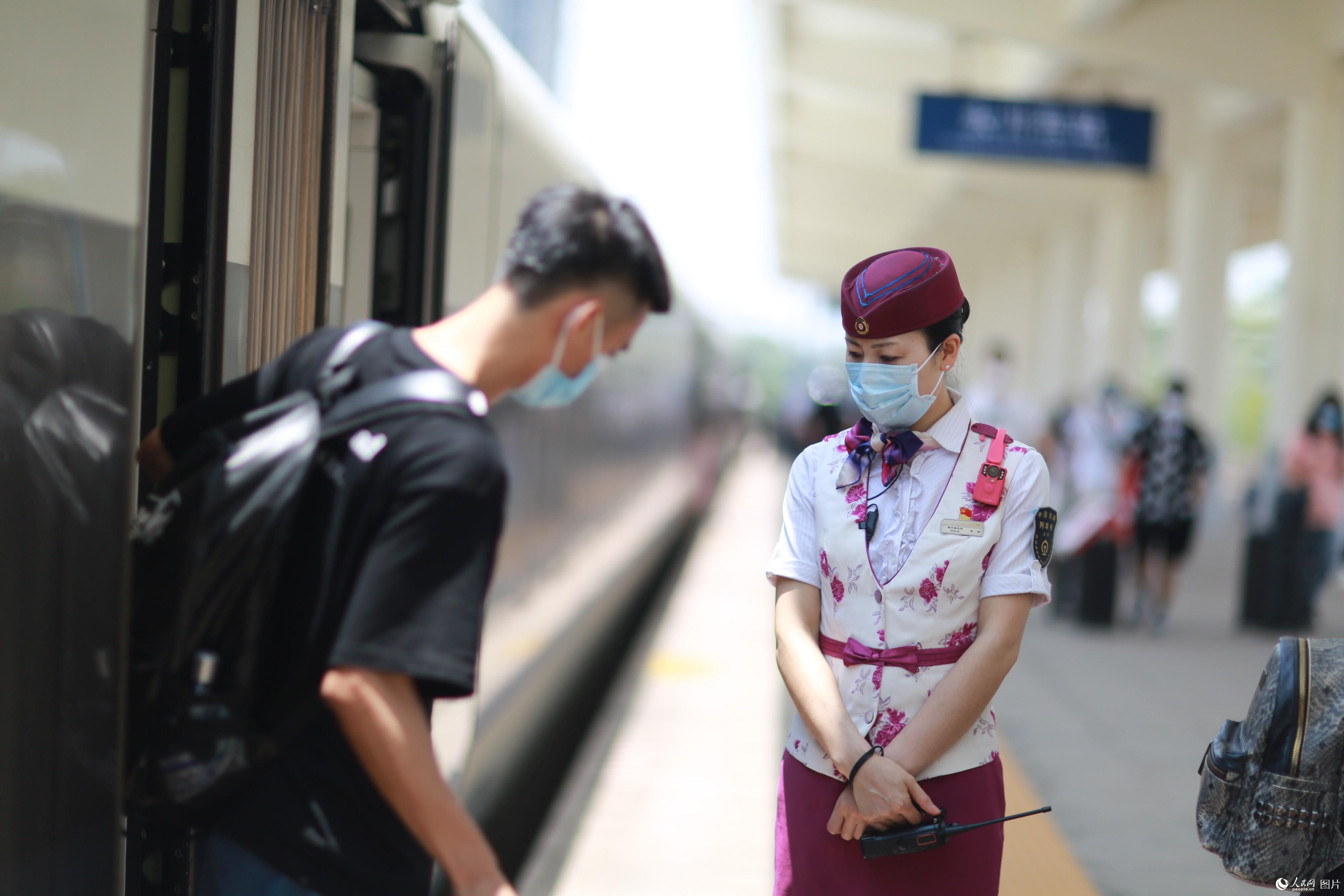 2020年5月29日，永川東站，列車長趙玲組織旅客乘降 。