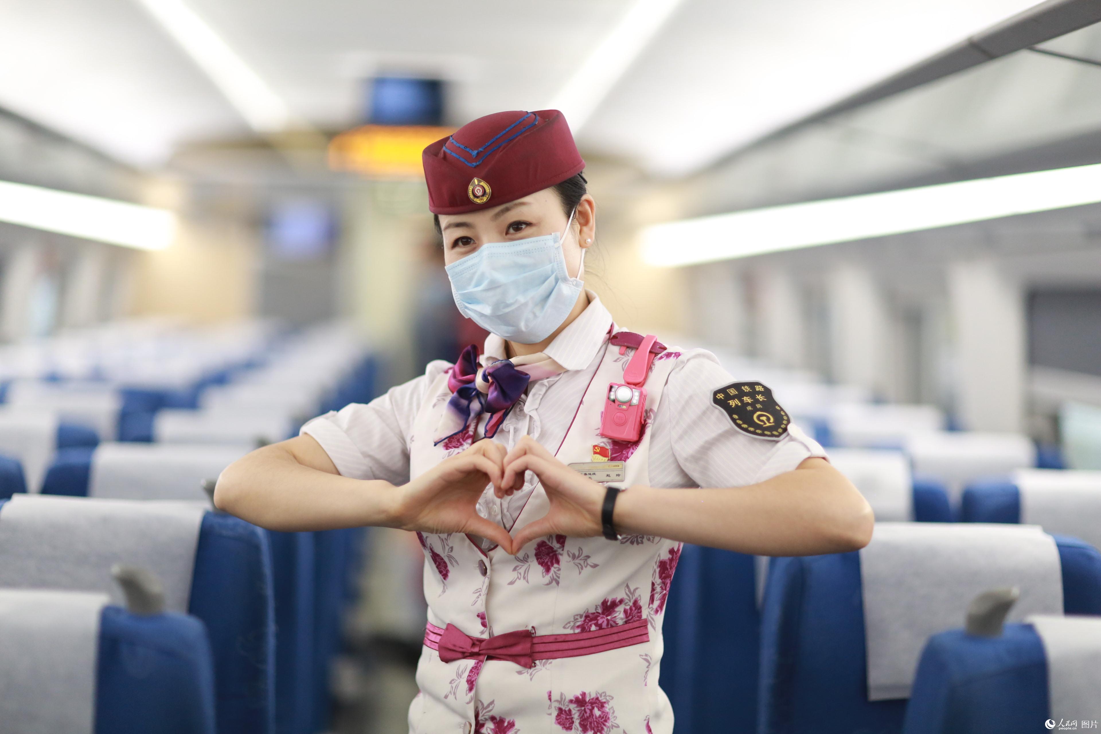 2020年5月29日，在列車上，列車長趙玲為六一兒童節送上祝福。