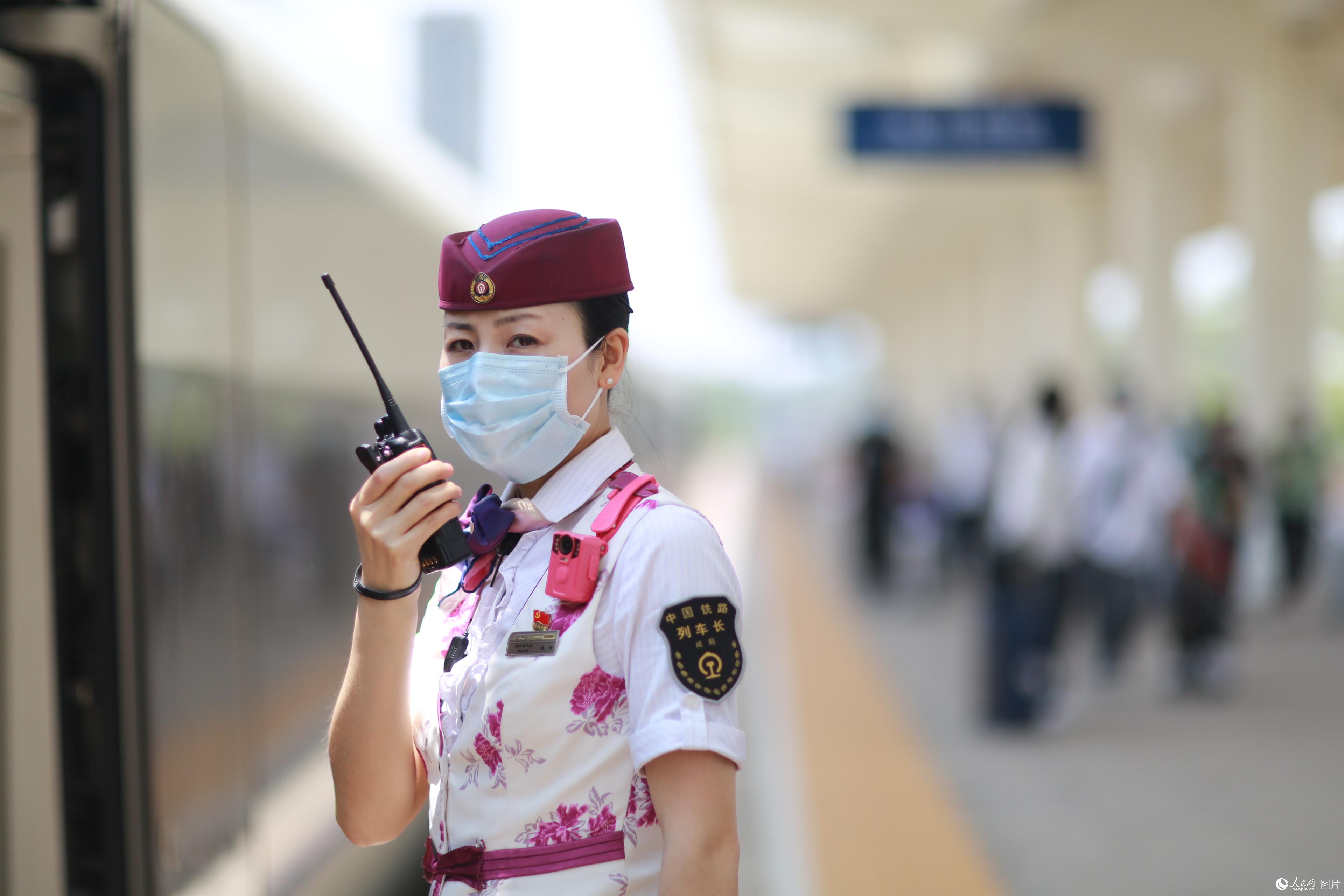 2020年5月29日，永川東站，趙玲組織旅客乘降 。