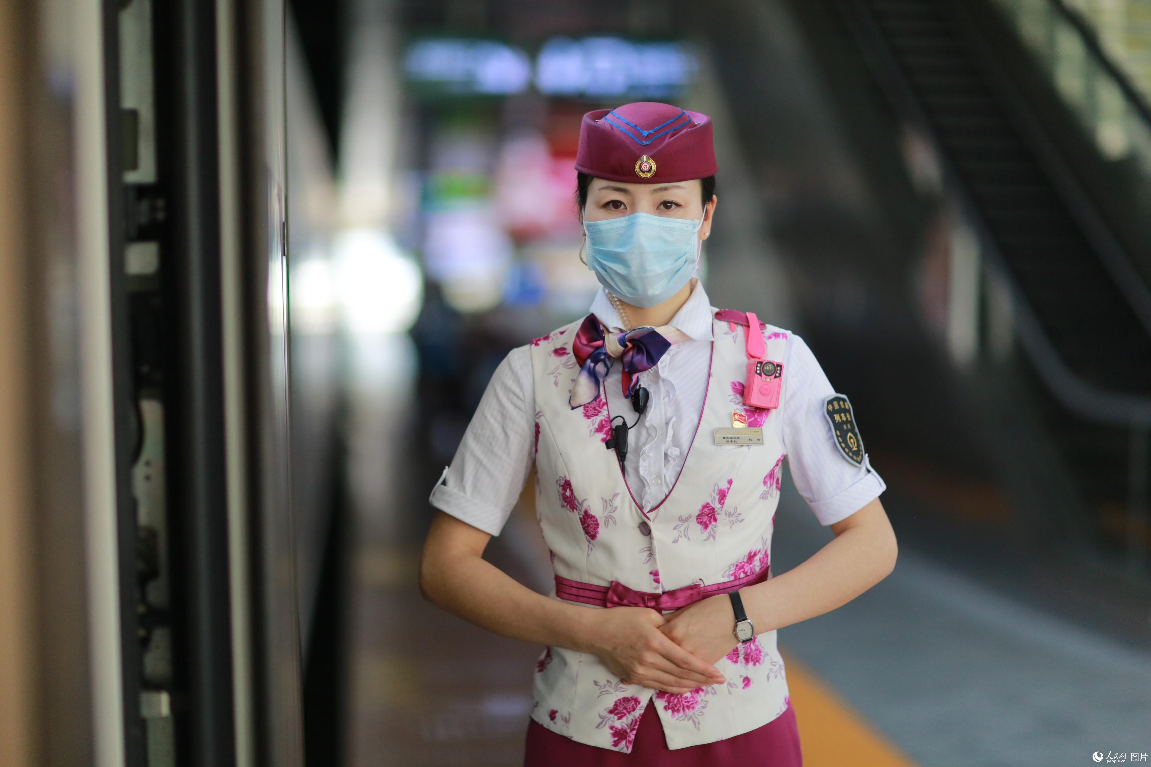 2020年5月29日，重慶北站站台上，趙玲為旅客服務。