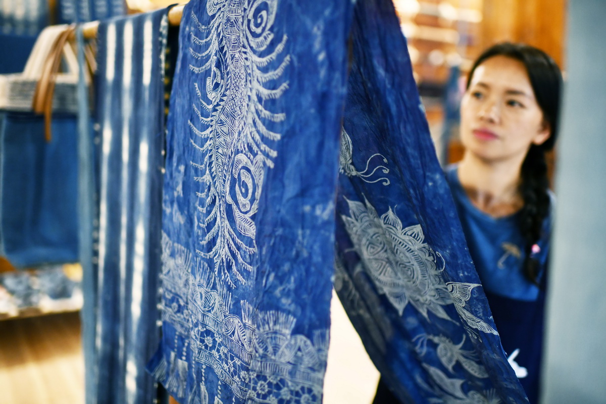 楊成蘭在整理制作好的侗族土布圍巾（5月28日攝）。
