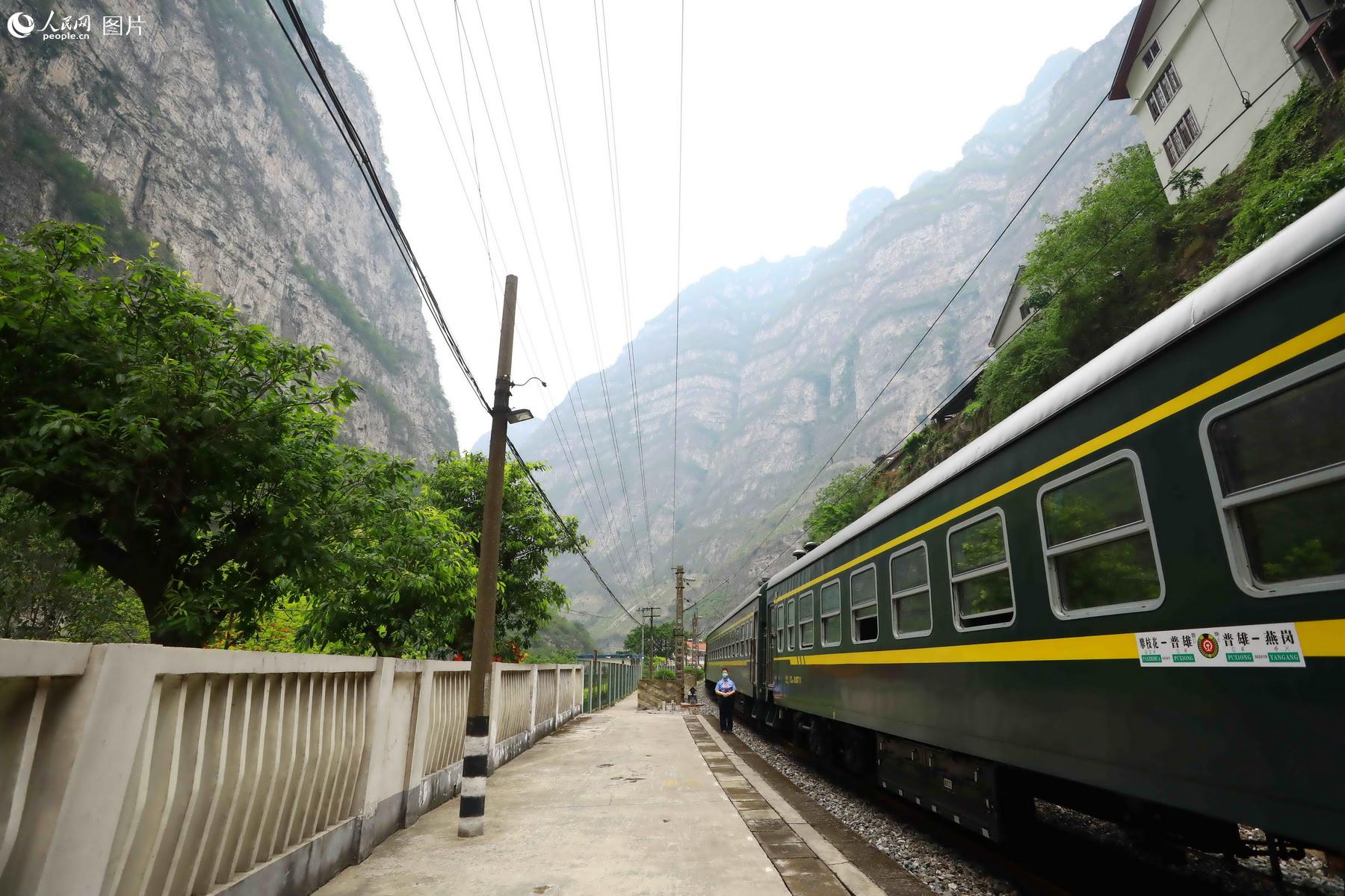 5月20日，燕崗開往普雄的5619次列車停靠在崇山峻嶺間。（李鍇 攝）