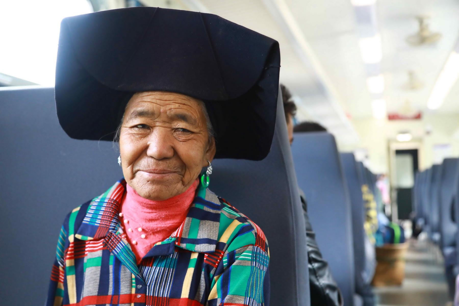 5月17日，乘坐5633次列車的彝族老阿媽。（李鍇 攝）