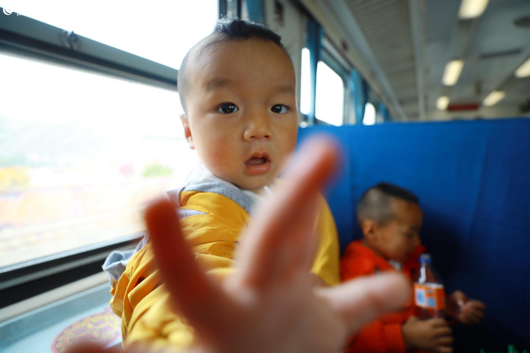 5月21日，乘車5633次列車的彝族小旅客。（李鍇 攝）
