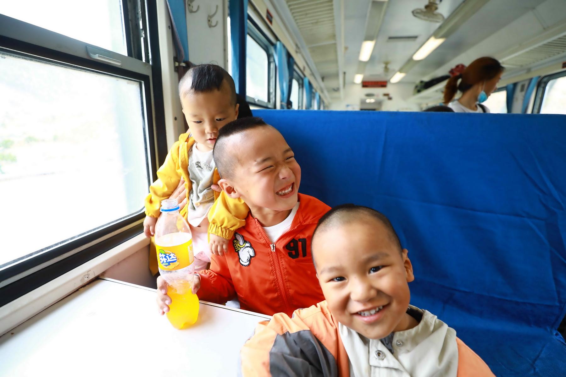 5月21日，3名乘坐5633次列車的彝族小旅客。（李鍇 攝）