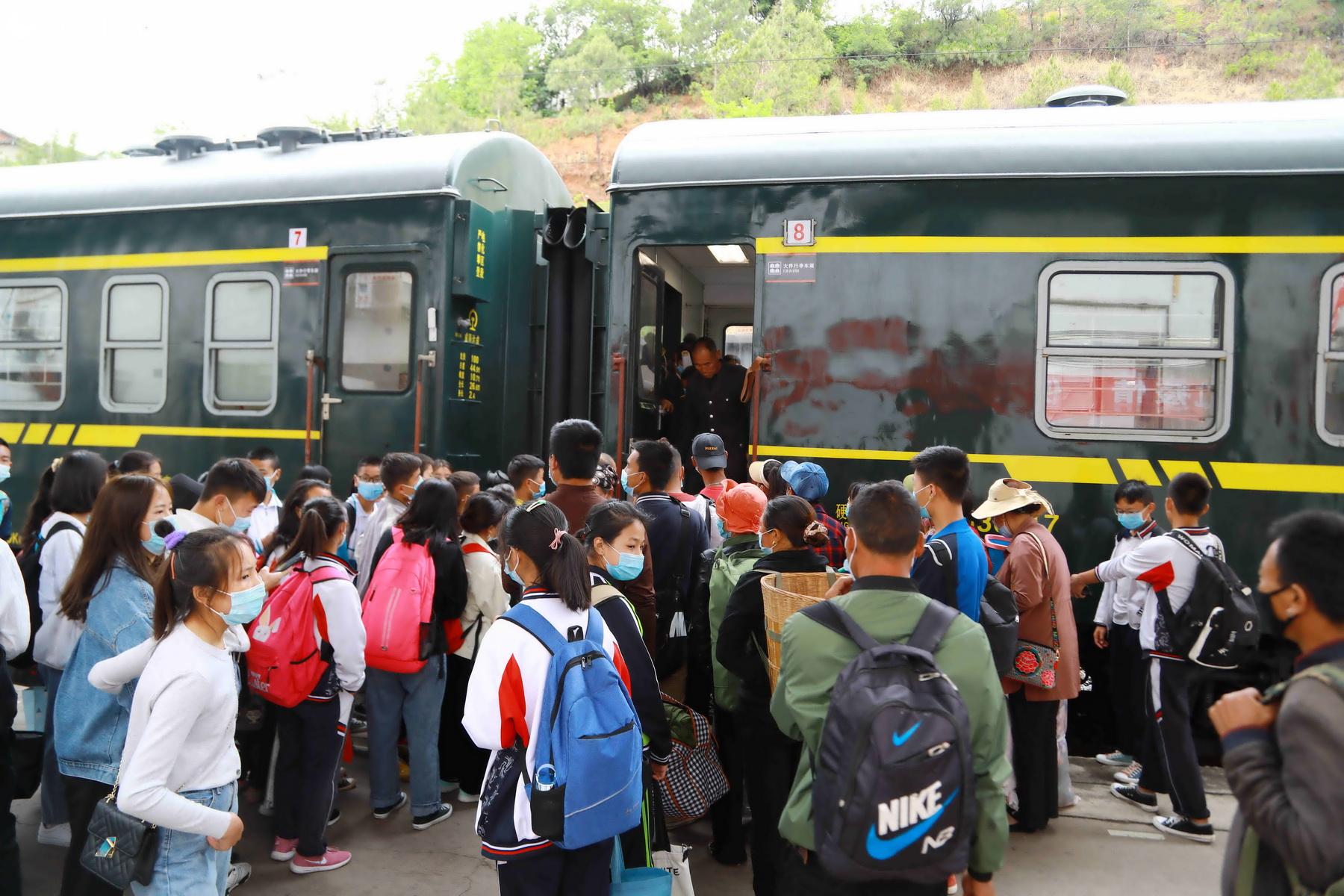 5月17日，5633次列車抵達喜德站，學生們等候上車。（李鍇 攝）