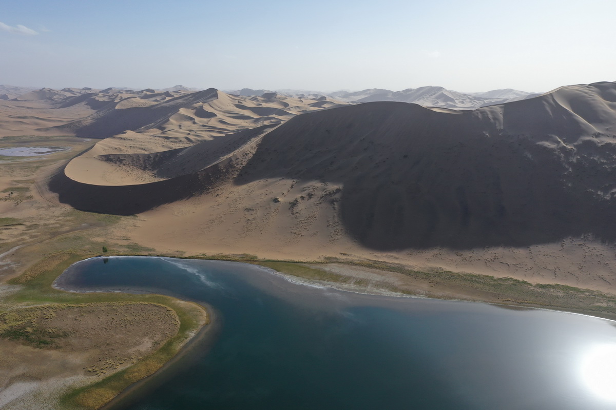 這是5月29日拍攝的巴丹吉林沙漠香根吉林湖（無人機照片）。