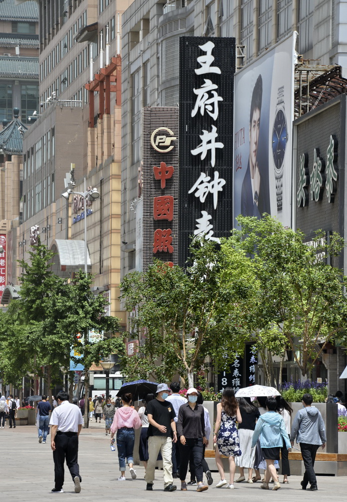 6月3日，市民及游客在王府井步行街觀光。