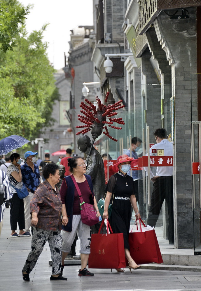 6月3日，市民及游客在前門步行街購物觀光。