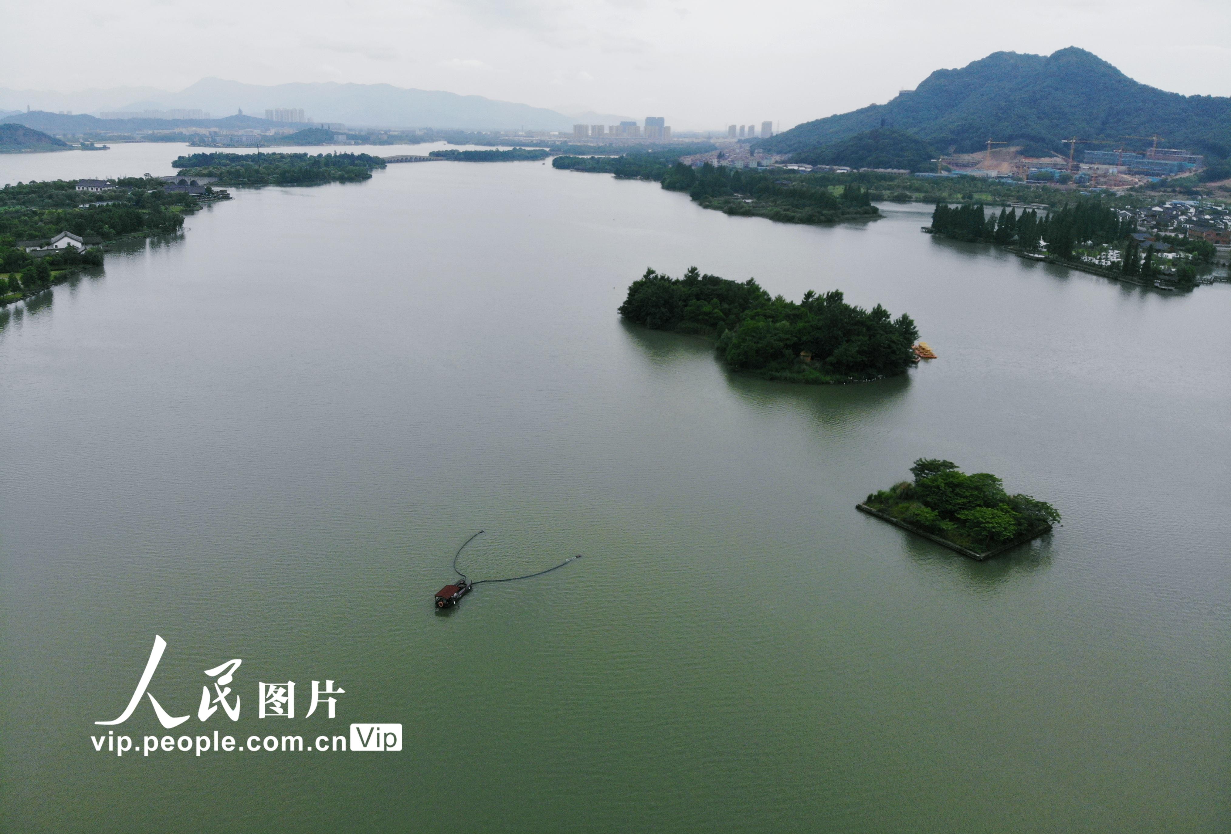 2020年6月4日，新能源漂浮物智能清理船在杭州市蕭山區湘湖進行水面保潔工作。龍巍/人民圖片