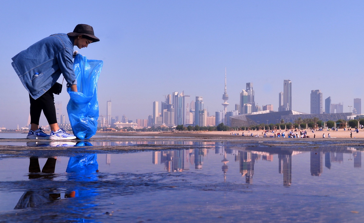 2019年11月2日，志願者在科威特首都科威特城清理沙灘。新華社發（阿薩德攝）
