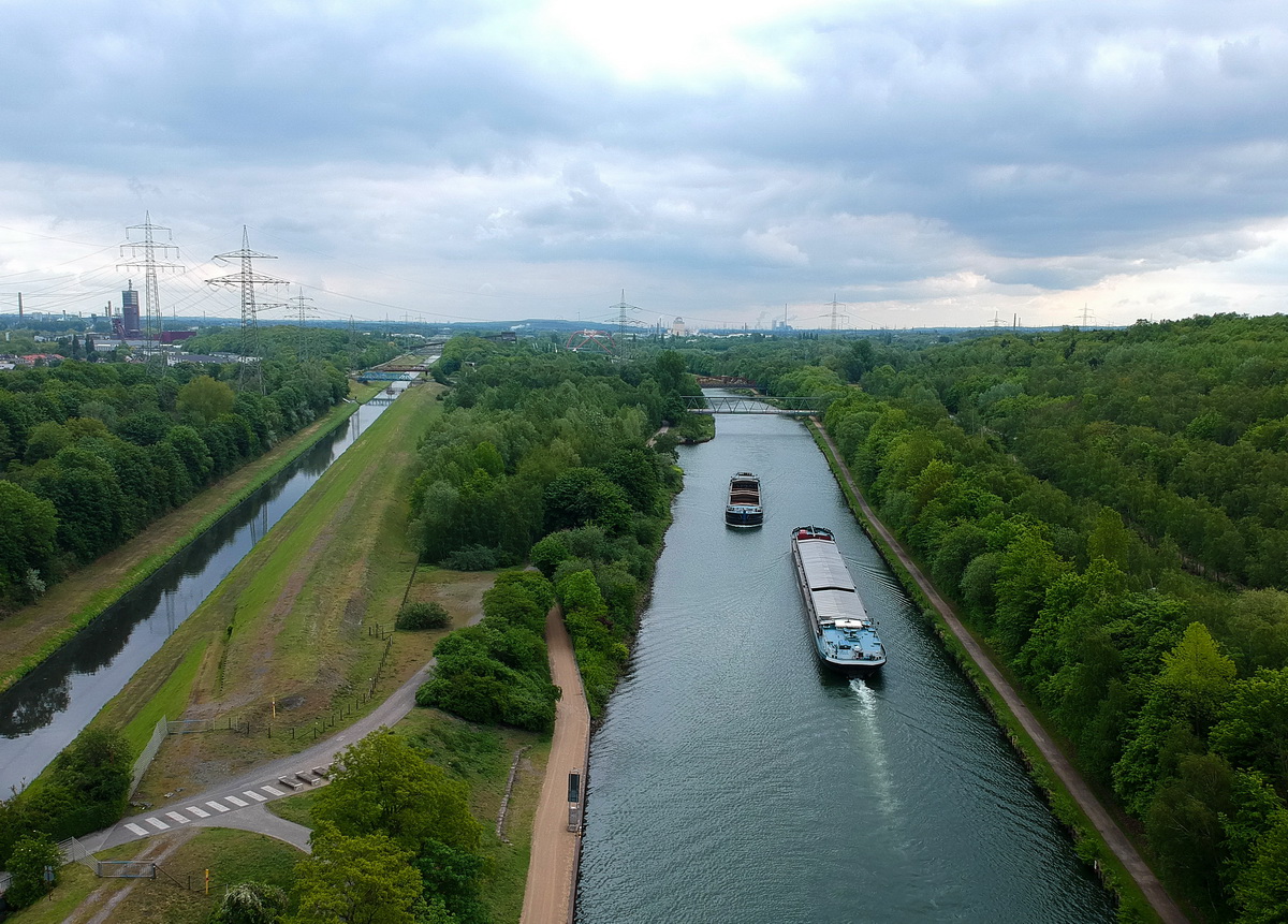 2019年5月10日，貨船航行在德國埃森埃姆舍河上。埃森位於德國傳統煤鐵工業區——魯爾區。魯爾區經歷了產業轉型，已成為環境優美、高科技聚集的創新經濟區。新華社記者 逯陽 攝