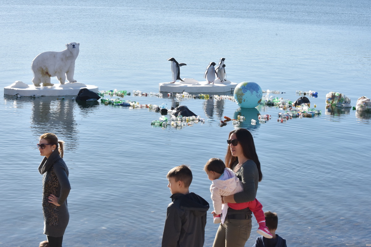 2019年1月1日，極地動物模型和塑料垃圾布景在克羅地亞海濱城市希貝尼克展出，旨在提醒人們關注全球變暖和塑料污染問題。新華社發（赫爾沃耶·耶拉維奇攝）