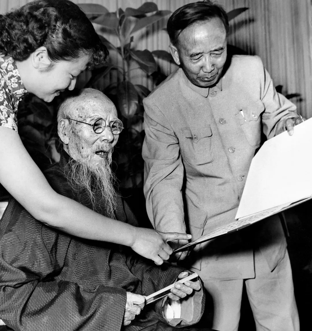 授予齐白石世界和平理事会国际和平奖金仪式在北京举行，郭沫若为齐白石念奖状，1956年。牛畏予 摄