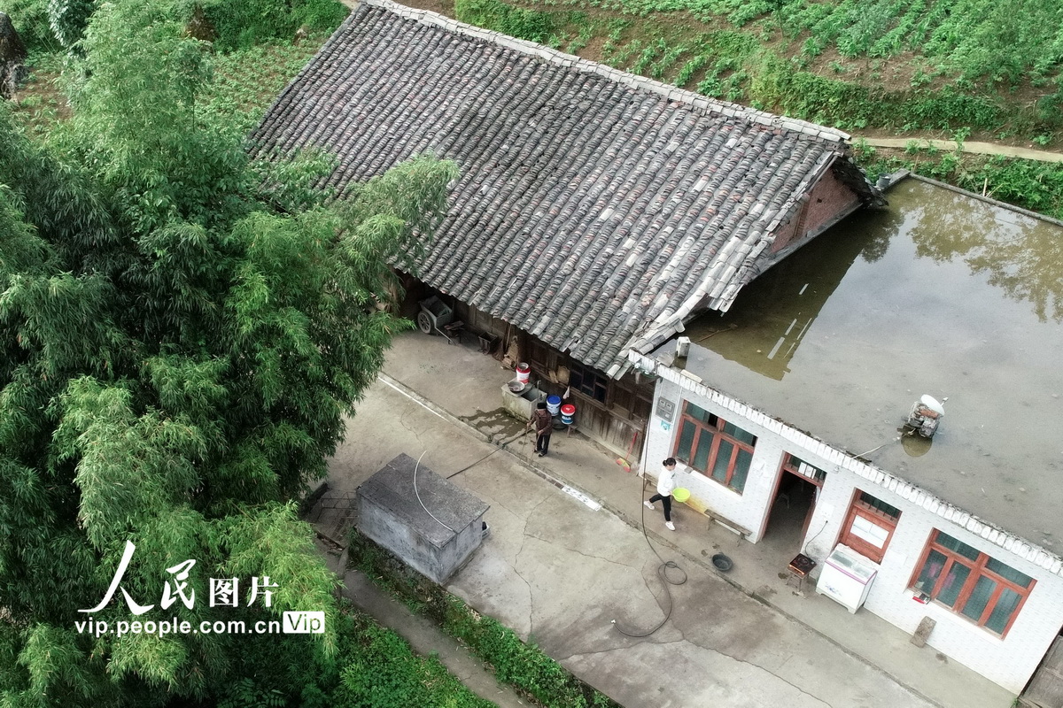 這是6月4日無人機拍攝的葛雪家的老房子。