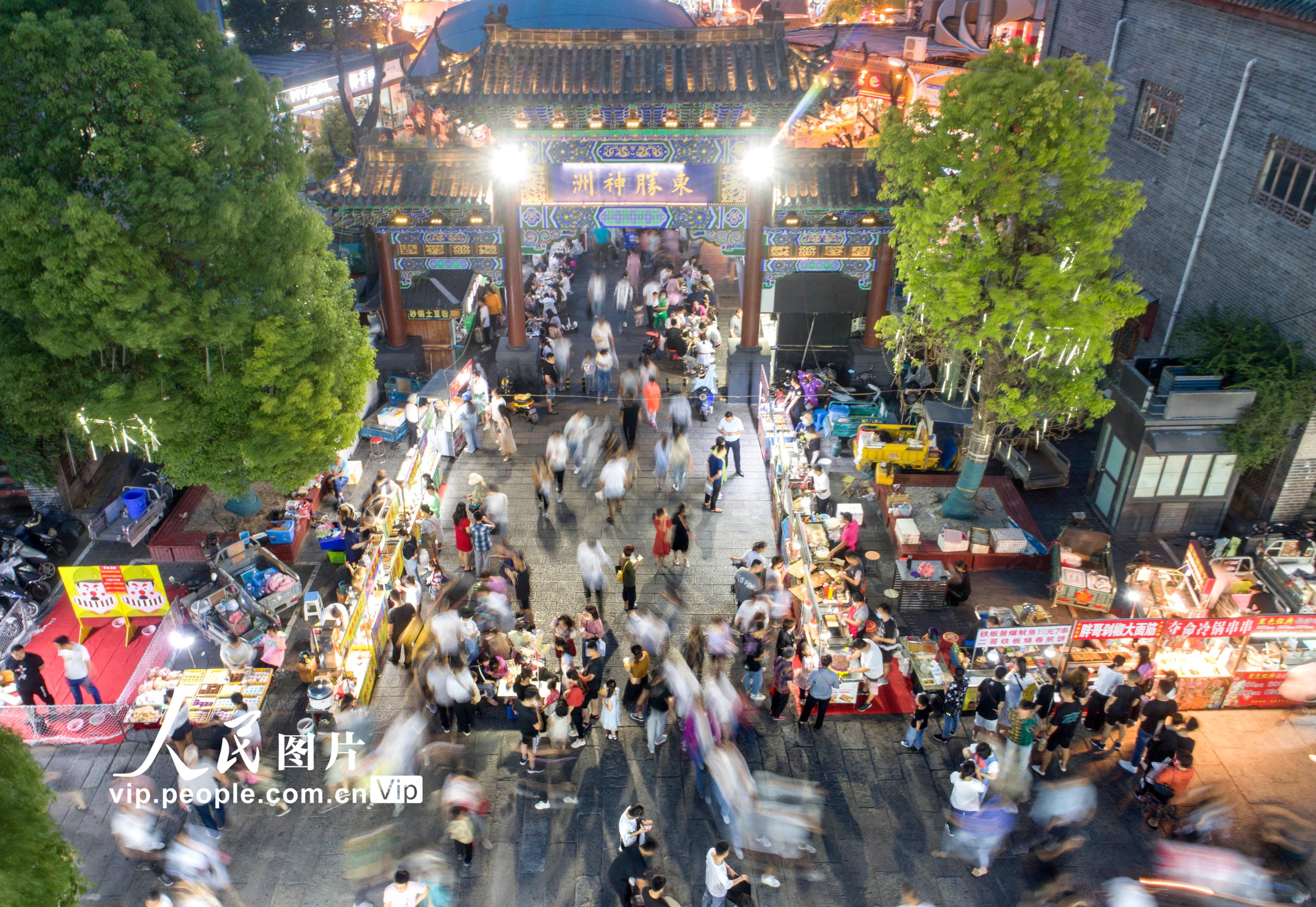 2020年6月6日晚，市民在江蘇省連雲港市海州區鹽河巷夜市排檔消費。