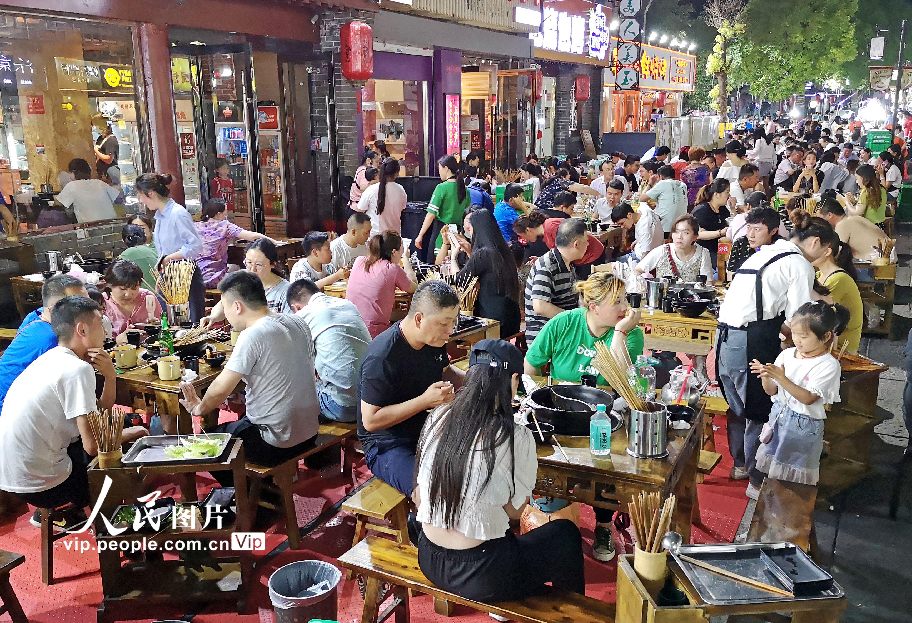 2020年6月6日晚，市民在江蘇省連雲港市海州區鹽河巷夜市排檔消費。