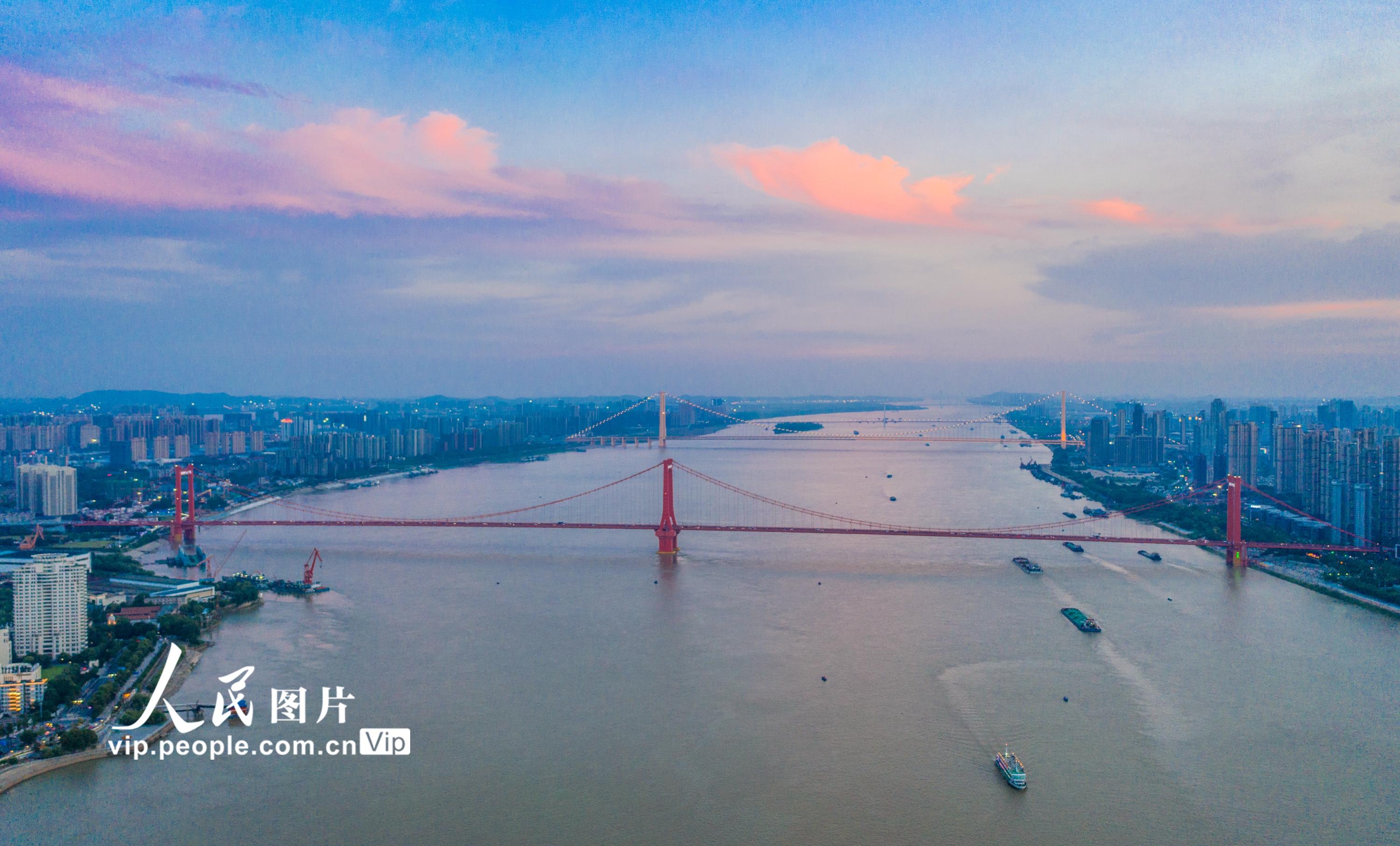 2020年6月6日，晚霞映照下的鸚鵡洲長江大橋和楊泗港長江大橋。