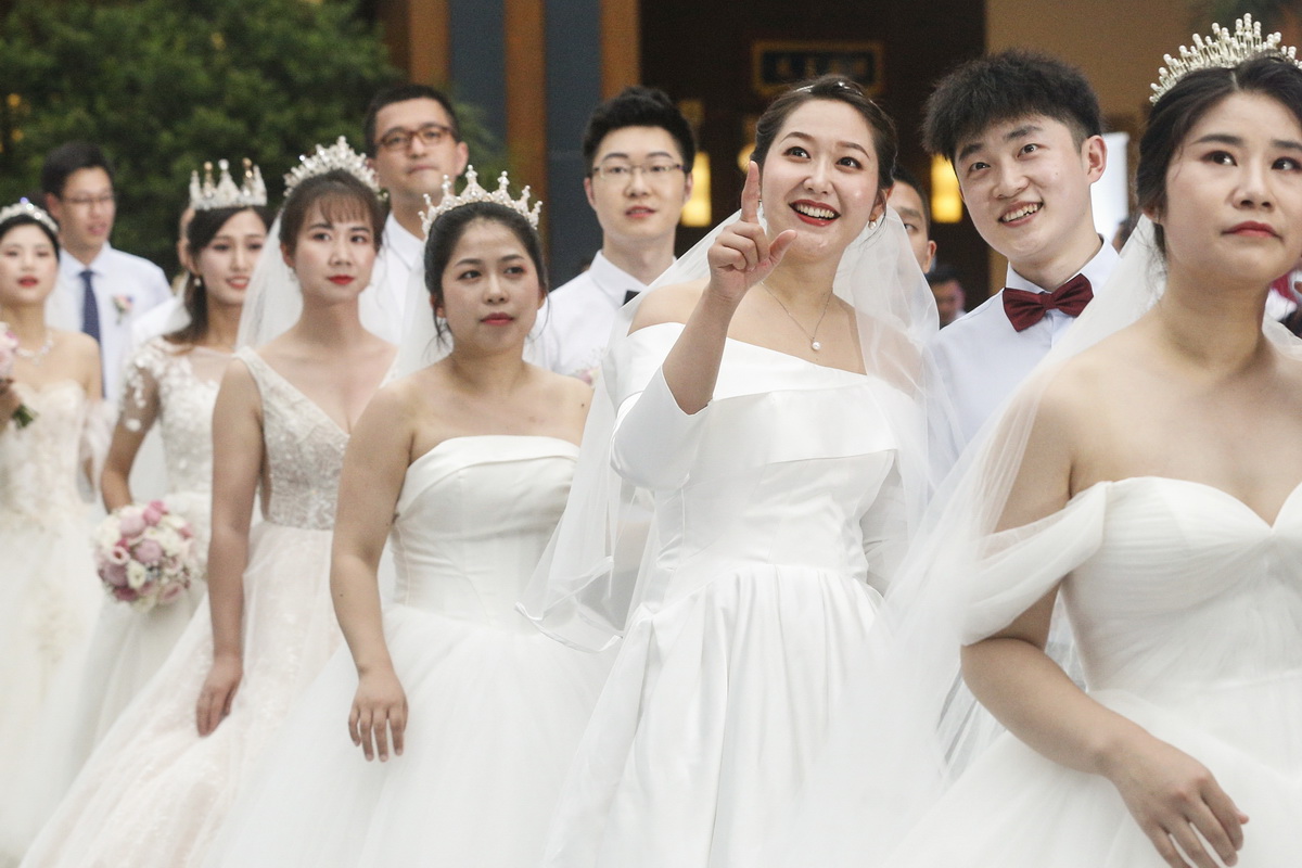 6月6日,在海南博鳌乐城国际医疗旅游先行区,新人准备参加集体婚礼.