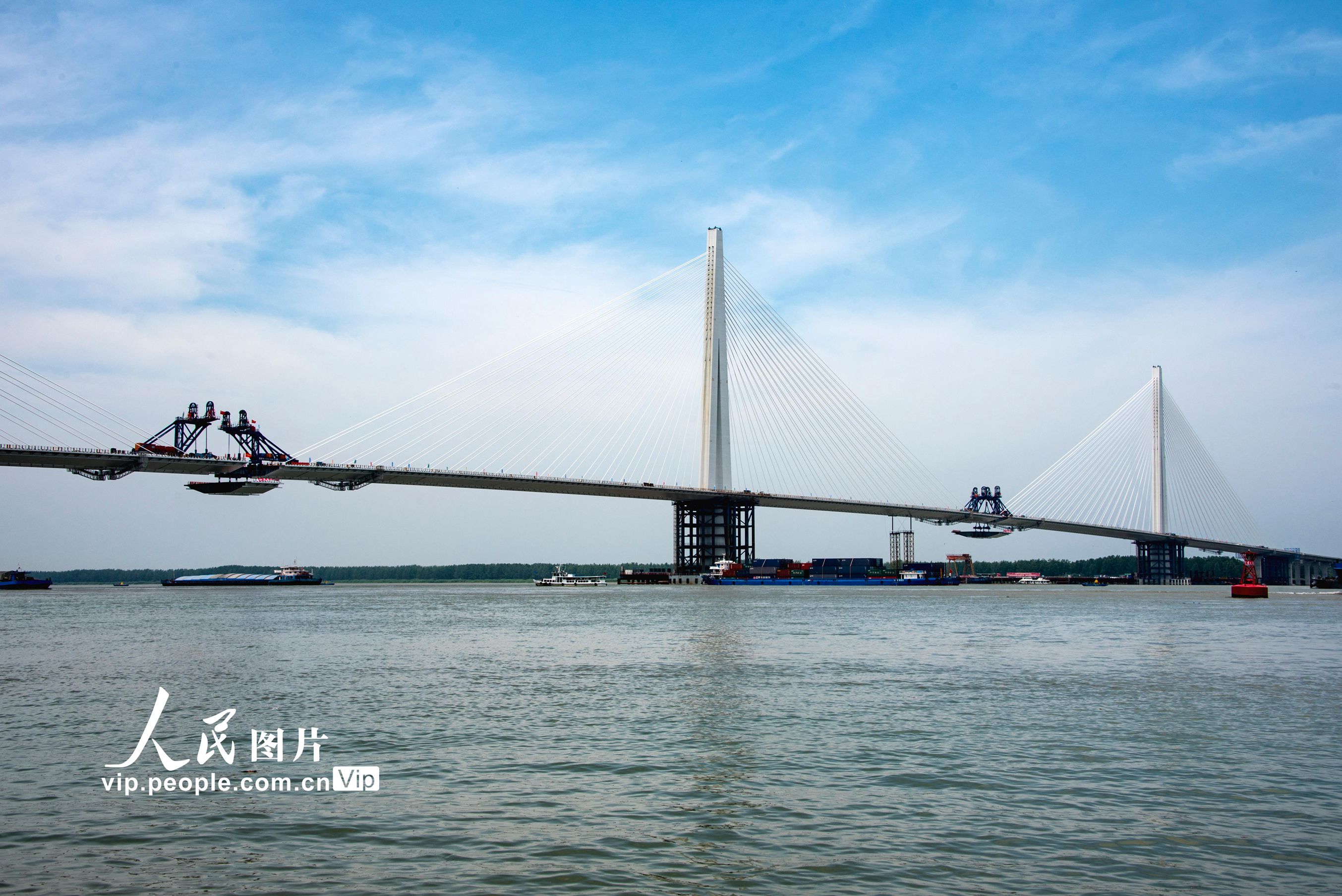 南京：長江五橋最后一塊橋面吊裝完成【2】