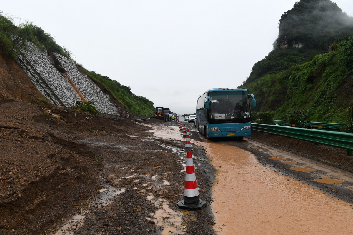 6月7日，在廣西鹿寨至陽朔的高速公路上，車輛從一處發生滑坡的路段經過。