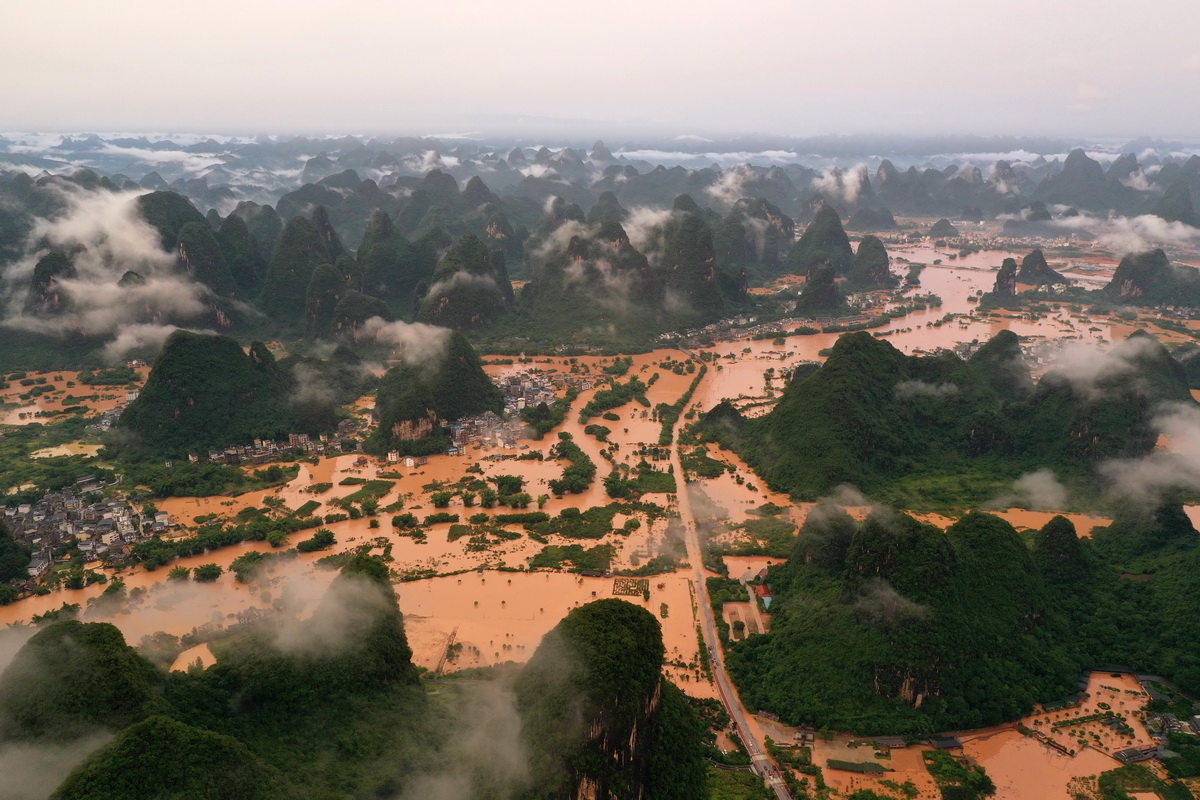 這是廣西陽朔縣部分出現嚴重積水的村庄（6月7日攝，無人機照片）。