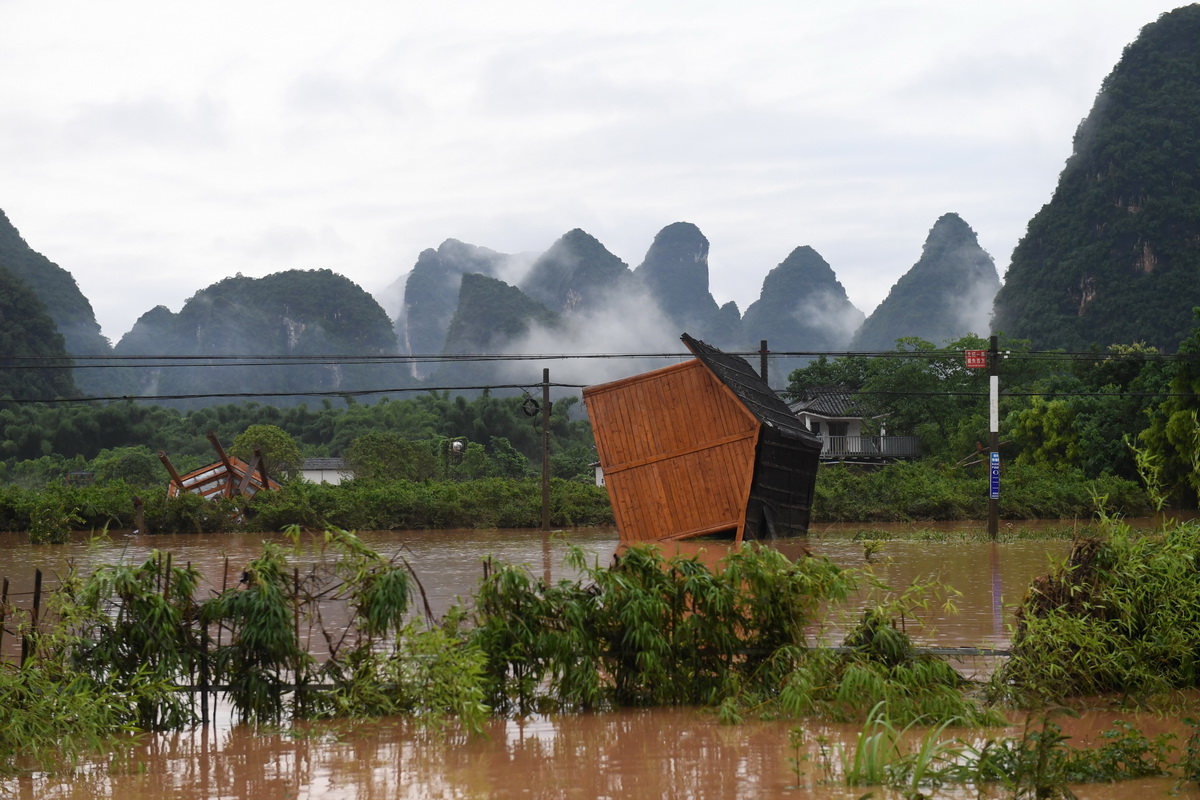 這是廣西陽朔縣被洪水沖毀的旅游設施（6月7日攝）。