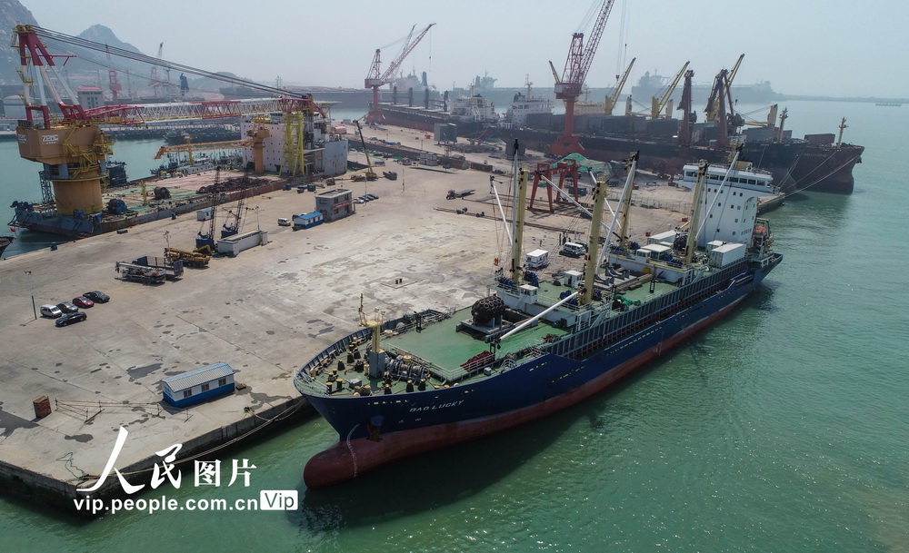 6月9日，停靠在山東省榮成市鑫弘重工碼頭的外籍貨輪。