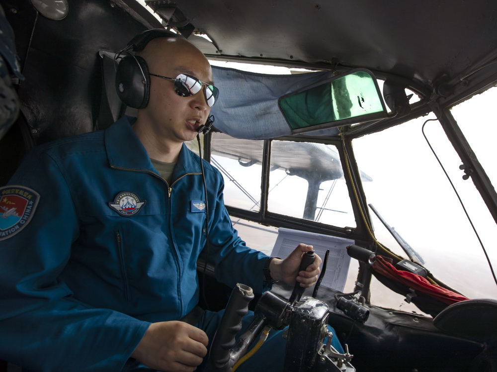 6月9日，西部戰區空軍運輸搜救航空兵某團飛行員駕駛運-5型運輸機在阿拉善地區執行飛播任務。